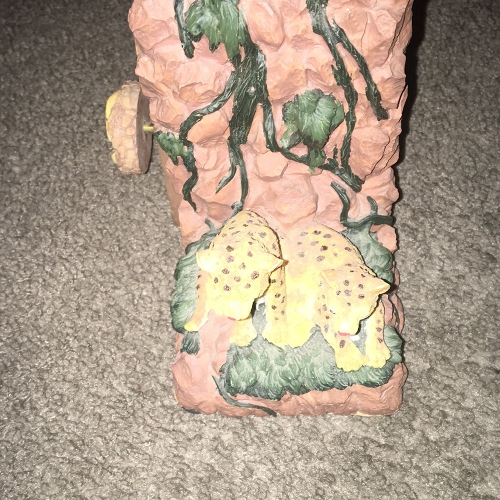 Cheetah Momma and Two Babies Book end Music Box - Picture 3 of 10